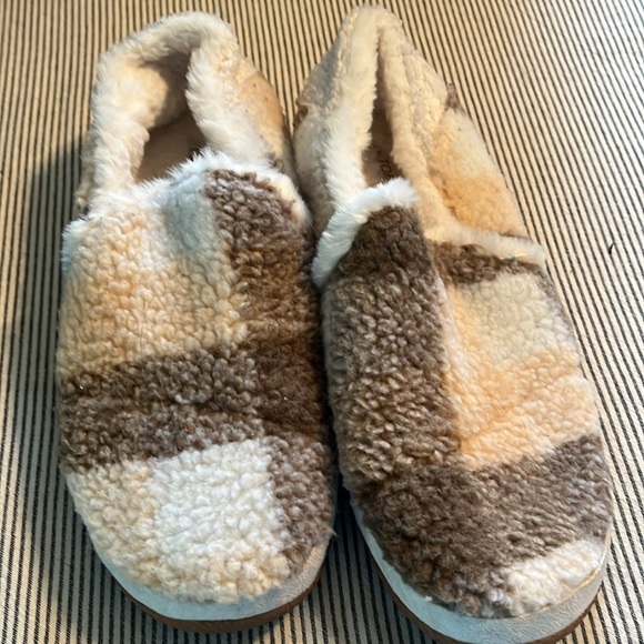 Size 11 Tom’s fuzzy house shoes - Picture 2 of 5